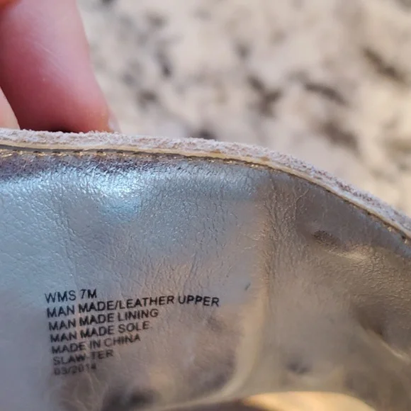 Women's Kenneth Cole Reaction Silver Sandals - Picture 7 of 8